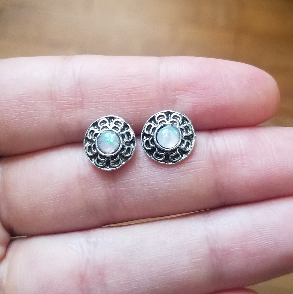 NWOT White Triplet Opal Flower Stud Earrings - Picture 7 of 9